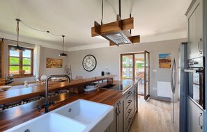 Kjøleskap, oppvaskmaskin og kaffetrakter/tekoker