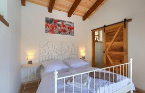 6 soverom, strykejern/-brett, reiseseng for barn og wi-fi (inkludert)