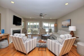 Smart TV - Sea Pines beach home with screened porch and sundeck.  Walk to the Salty Dog! (Hilton Head Island)