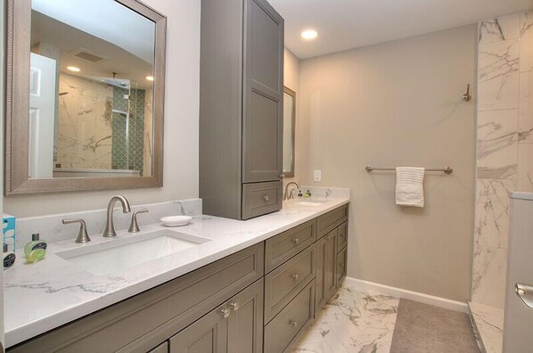 Shower, soap, shampoo, toilet paper - Sea Pines beach home with screened porch and sundeck.  Walk to the Salty Dog! (Hilton Head Island)