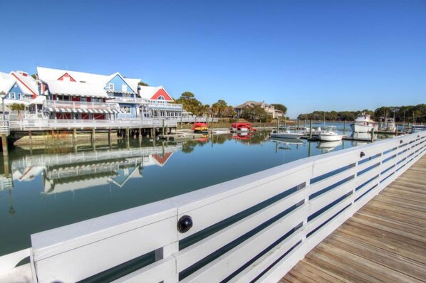 Marina - Sea Pines beach home with screened porch and sundeck.  Walk to the Salty Dog! (Hilton Head Island)