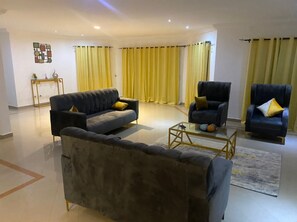 Living room - Trassaco Valley 5 Bedrooms mansion (Accra)