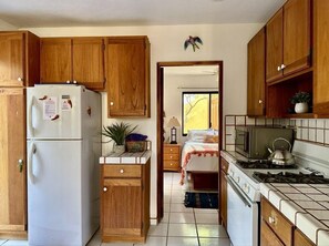 Villa, 2 chambres | Cuisine privée | Réfrigérateur, four, cafetière/bouilloire