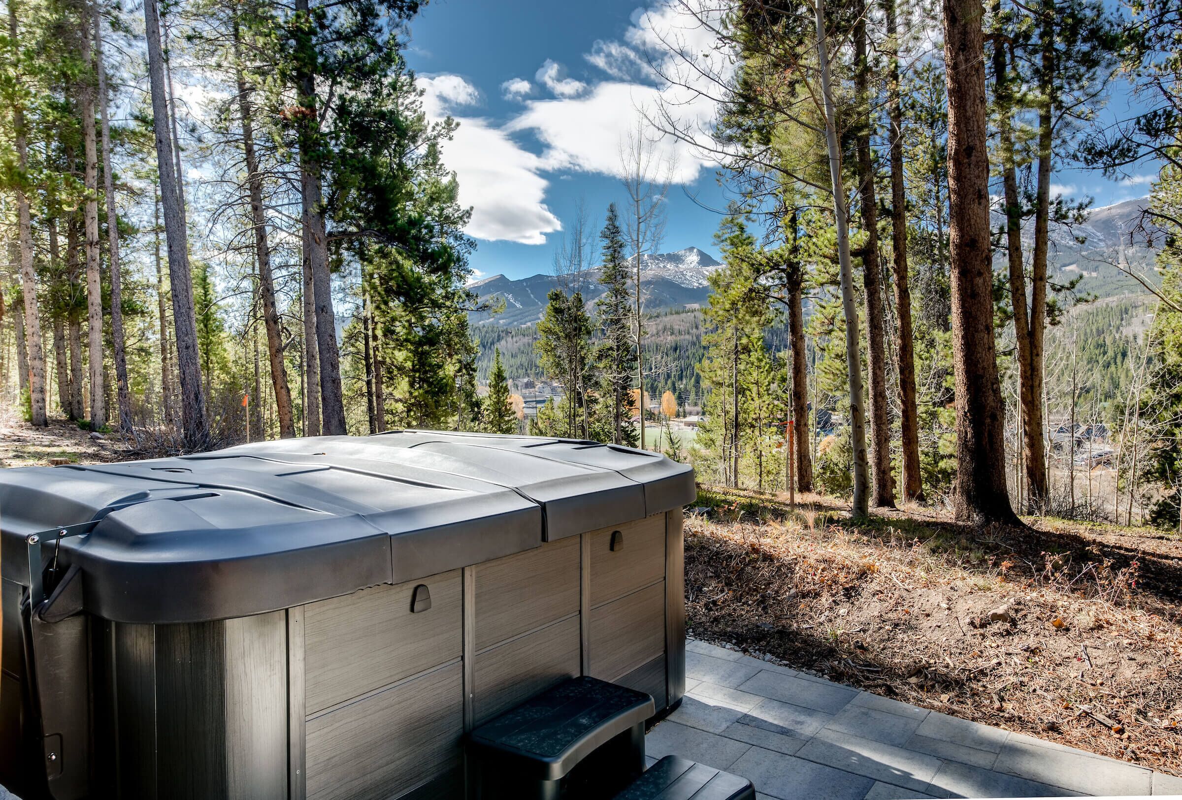 Dyer Trail Long Stay: Spacious Home w/ Mountain Views
