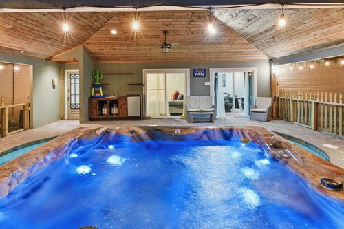 Friendswood 4BR: Fun Backyard w/ Pool, Spa, Grill