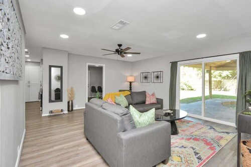 Pool/Hot-Tub - 4 BR Luxury Home in Friendswood!