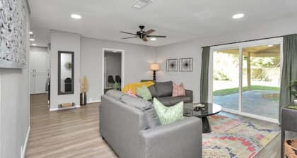 Pool/Hot-Tub - 4 BR Luxury Home in Friendswood!