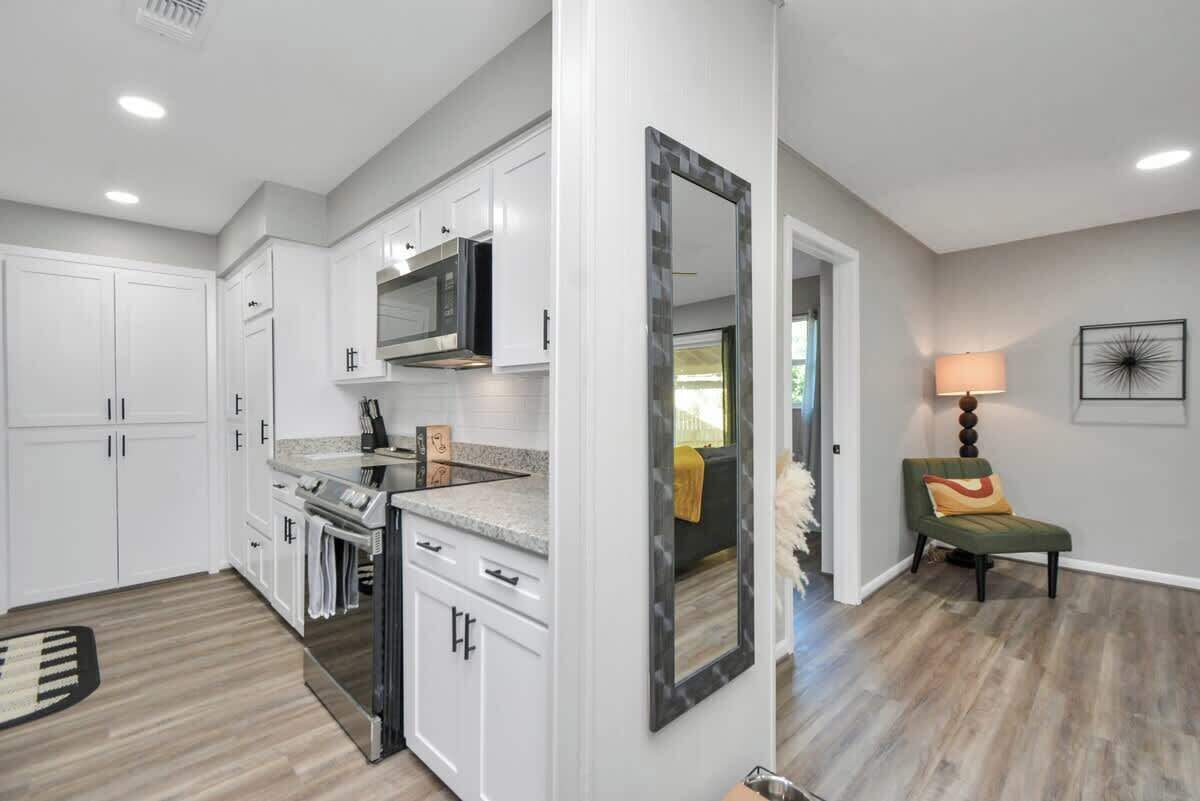 Frigorifero, microonde, forno, piano cottura