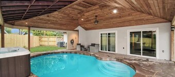 Pool/Hot-Tub - 4 BR Luxury Home in Friendswood!