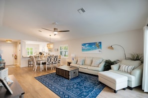 Smart TV, fireplace, books - SeaGlass: New Renovation Sleep 12 Hot tub, Pool (Sarasota)