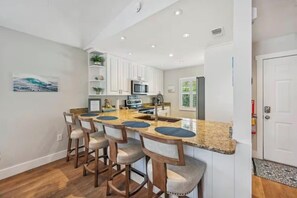 Fridge, microwave, oven, stovetop - SeaGlass: New Renovation Sleep 12 Hot tub, Pool (Sarasota)