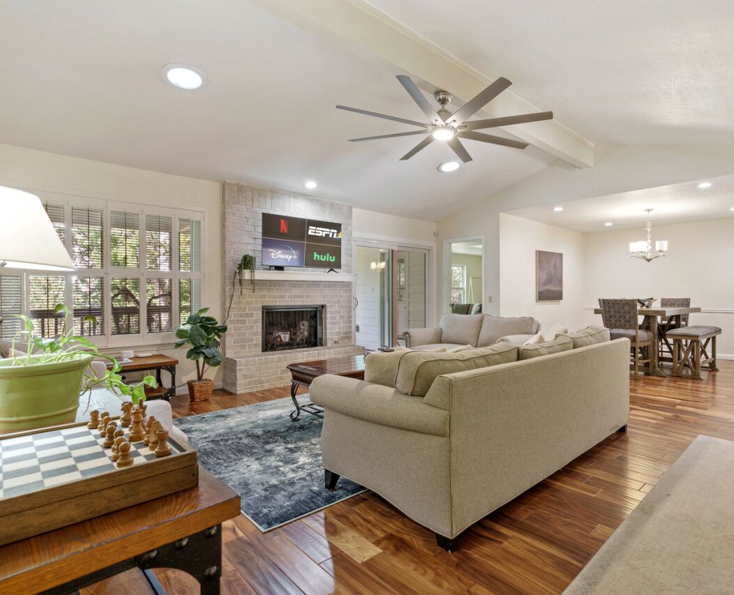 Family Friendly ATX Home for 8 + Wifi + Cozy Deck