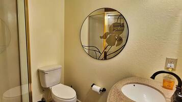 Regadera, toallas, papel de baño