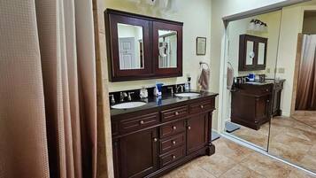 Dusche, Handtücher, Toilettenpapier