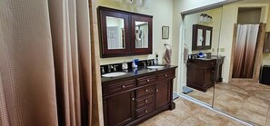 Douche, serviettes fournies, papier toilette