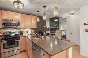 Fridge, microwave, oven, stovetop - 🌄 Adventure Haus! 🛶 Lux Condo 🎿. Ski Central 🔥🛁 Hot Tub $0 Cleaning Fee (Frisco)