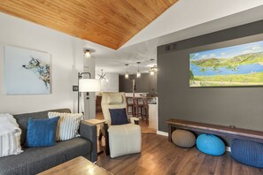 TV, fireplace, video games - 🌄 Adventure Haus! 🛶 Lux Condo 🎿. Ski Central 🔥🛁 Hot Tub $0 Cleaning Fee (Frisco)