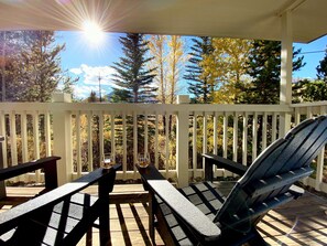 Terrace/patio - 🌄 Adventure Haus! 🛶 Lux Condo 🎿. Ski Central 🔥🛁 Hot Tub $0 Cleaning Fee (Frisco)