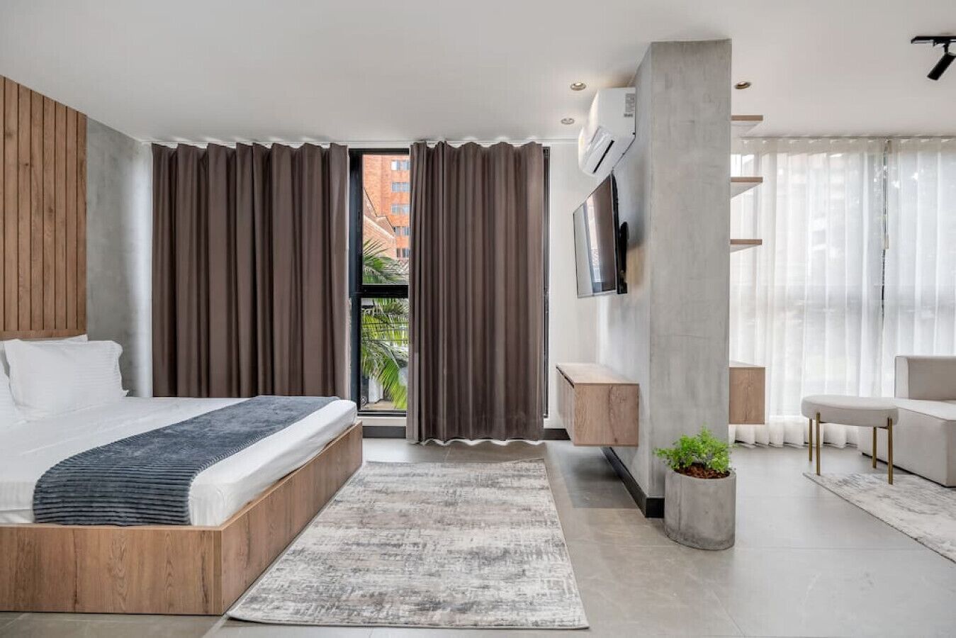 1 slaapkamer, een bureau, een strijkplank/strijkijzer, reisbedje