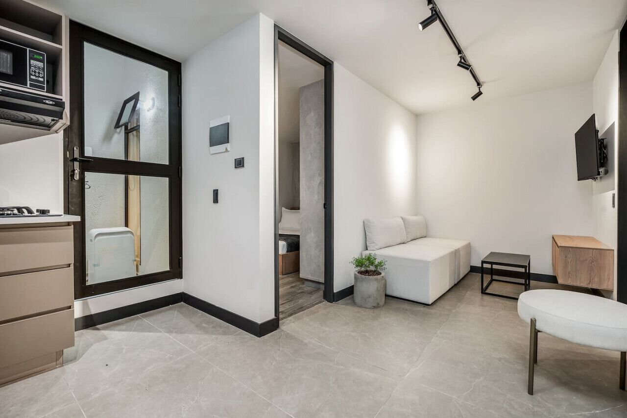 1 dormitorio, escritorio, tabla de planchar con plancha y cuna de viaje