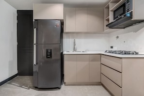 Fridge, microwave, oven, stovetop - Luxury Studio in Laureles with AC and fast Wifi (Medellín)