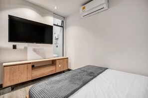 1 habitación, escritorio, tabla de planchar con plancha y cuna de viaje