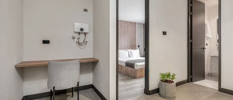 1 camera, una scrivania, ferro/asse da stiro, culla da viaggio