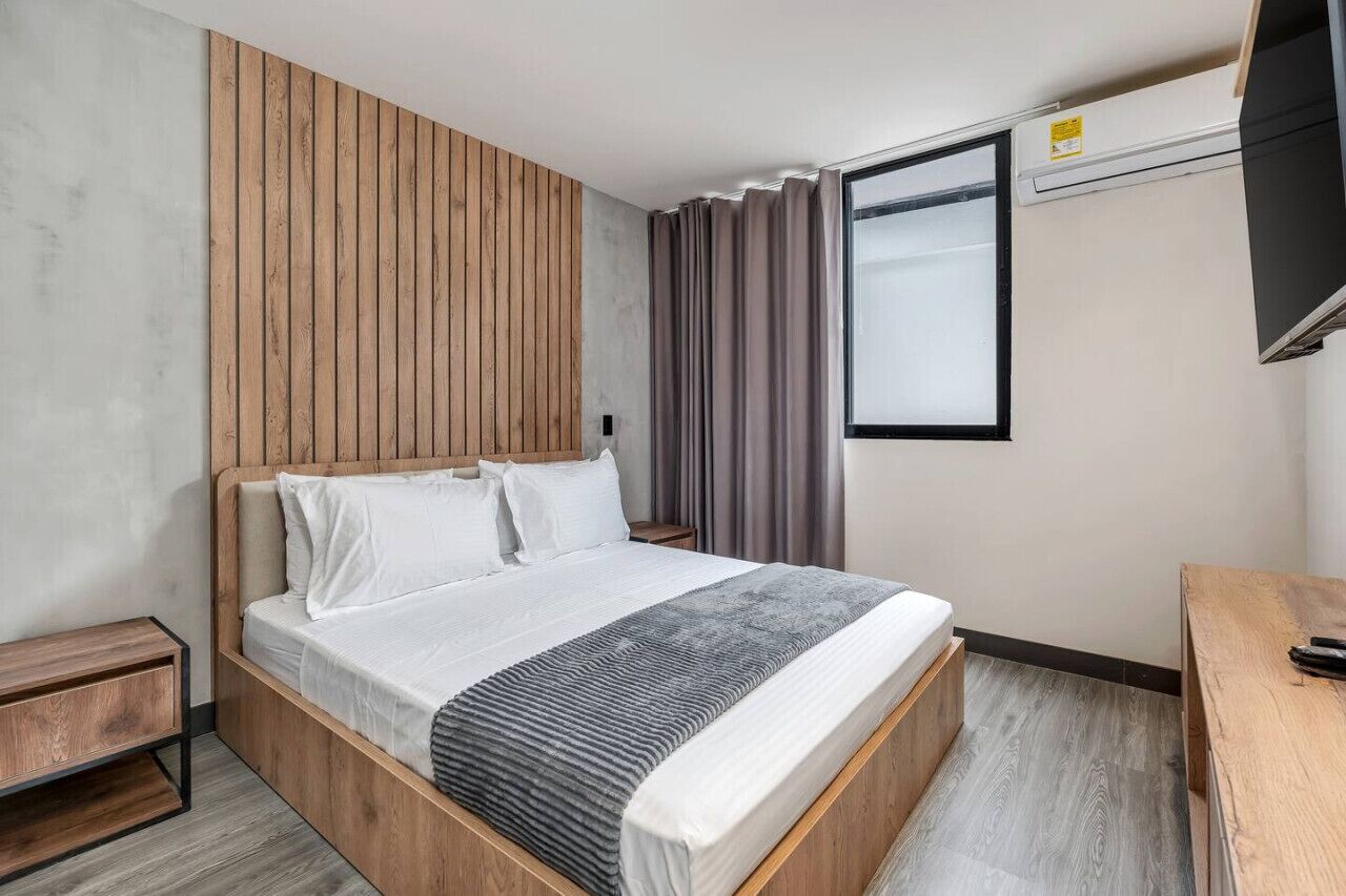 1 soverom, skrivebord, strykejern/-brett og reiseseng for barn