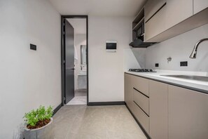 Fridge, microwave, oven, stovetop - Cozy Stylish studio in Laureles w/ AC & fast Wifi (Medellín)