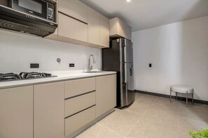 Køleskab, mikrobølgeovn, ovn, kogeplade