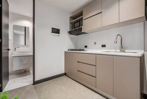 Kühlschrank, Mikrowelle, Ofen, Herdplatte