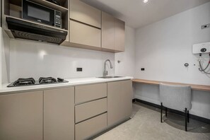 冷蔵庫、電子レンジ、オーブン、コンロ