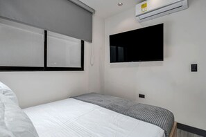 2 室のベッドルーム、デスク、アイロン / アイロン台、旅行用ベビーベッド