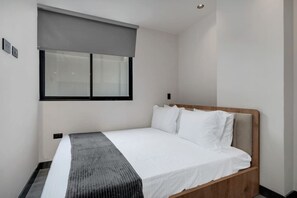 2 quartos, escrivaninha, ferros/tábuas de passar roupa, berço de viagem