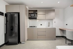 Køleskab, mikrobølgeovn, ovn, kogeplade