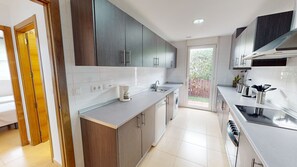 Kjøleskap, mikrobølgeovn, ovn og oppvaskmaskin