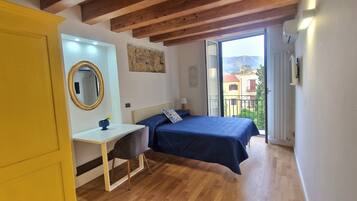 Panorama-Zimmer | Hochwertige Bettwaren, Daunenbettdecken, Pillowtop-Betten, Schreibtisch