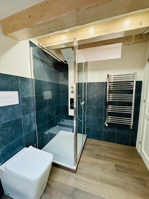 Comfort-studiosuite | Badeværelse | Bruser, brusehoved med spredningseffekt, hårtørrer, Sæbe