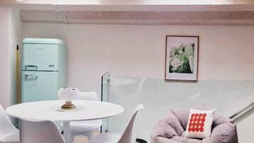 Comfort-Studiosuite | Hochwertige Bettwaren, Daunenbettdecken, Pillowtop-Betten, Schreibtisch