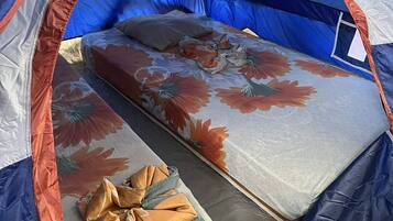 18 bedrooms, WiFi, bed sheets