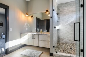 Een douche, handdoeken