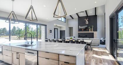 Luxury Mountain Oasis with Amazing View and Access to Clubhouse w/ 2 Pools