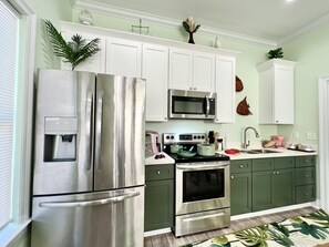 Jääkaappi, mikroaaltouuni, uuni, liesi