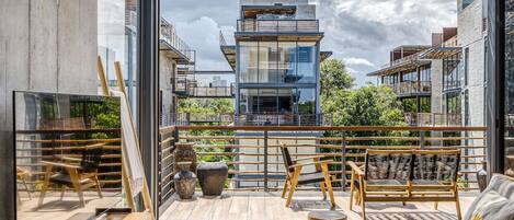 Smart TV, fireplace, offices