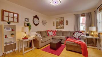 House (5 Bedrooms) | Interior