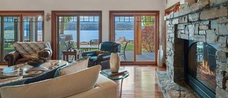 Älytelevisio, takka, työhuone