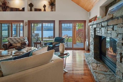 Flat Waterfront, Magnificent Home, Private Dock