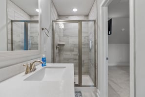 Shower, towels - Townes 5129 at Barefoot - 4 BR on Driving Range (North Myrtle Beach)