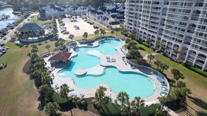 Un complexe hôtelier doté d’une grande piscine, de plusieurs bâtiments et d’un port de plaisance.