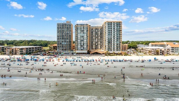 Une plage avec un hôtel en arrière-plan.